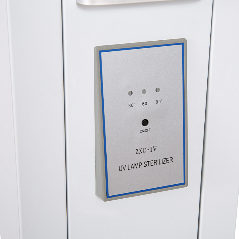 Vozík na sterilizaci UV lamp se čtyřmi trubicemi Vozík na sterilizaci UV lamp se čtyřmi trubicemi